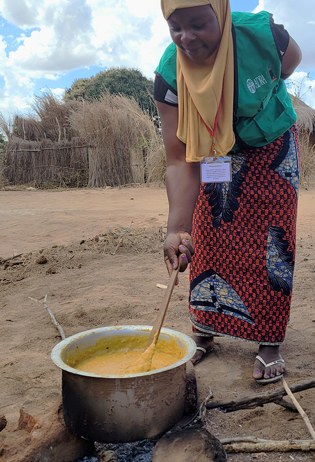 Frau in Mosambik rührt in einem Topf Essen | © ADRA Deutschland/Sophie Haufe
