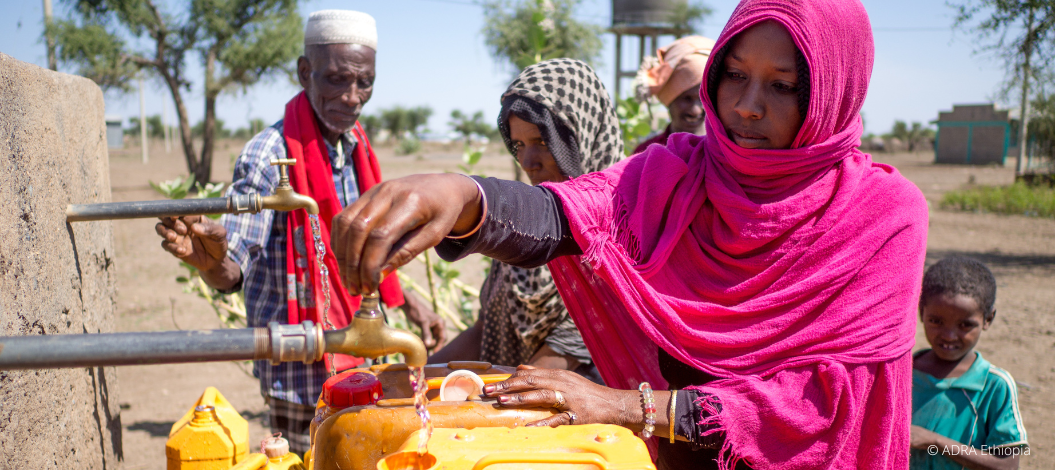 Äthiopische Frau füllt Wasser in Kanister