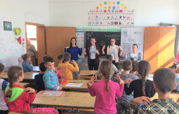ADRAlive!-Freiwillige Ellen in Albanien, engagiert und lehrt Zusatzklassen für begeisterte Schülerinnen und Schüler