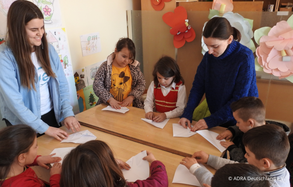 Ellen, eine engagierte ADRAlive!-Freiwillige in Albanien, bietet zusätzliche Unterrichtseinheiten für motivierte Schülerinnen und Schüler an.