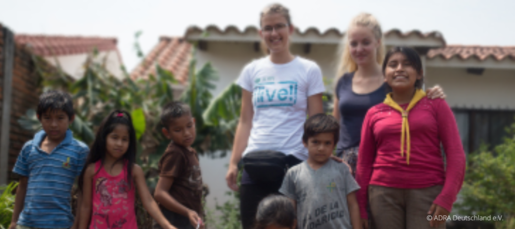 ADRAlive! Freiwillige Myriam und fünf fröhliche Kinder lachen gemeinsam und verbreiten Freude