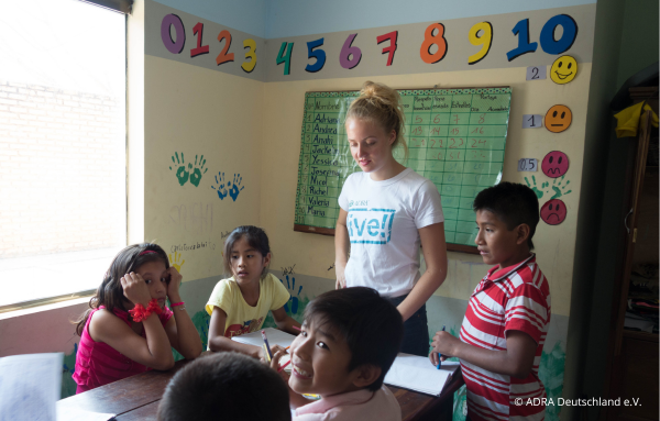 Natasha in Bolivien, engagiert im Unterrichten und inspiriert Schülerinnen und Schüler.