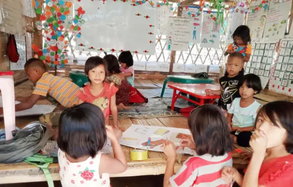 Schulkinder malen und basteln in der Schule