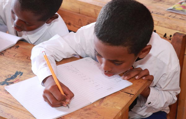 Zwei Schüler während des Unterrichts in Somalia am schreiben.