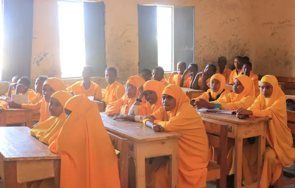 Schulklasse in gelber Schuluniform während des Unterrichts in Somalia.