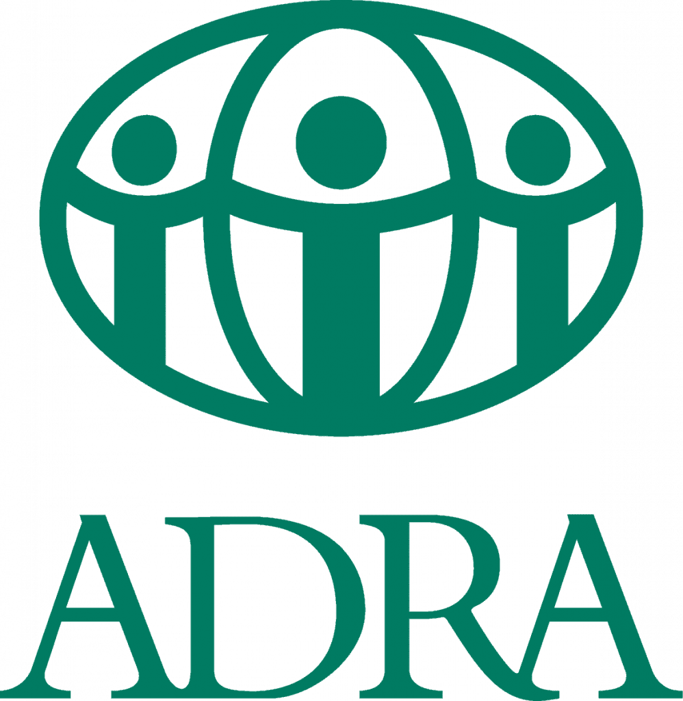 Vertikales Logo von ADRA Deutschland e. V. in grüner Farbe