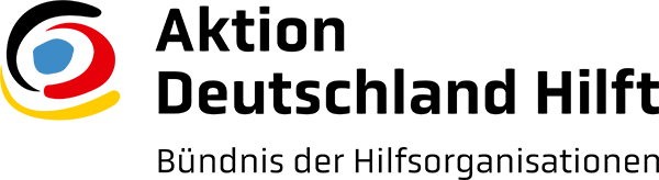 Logo von Aktion Deutschland Hilft mit buntem Schwung und Schriftzug.
