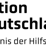 Logo von Aktion Deutschland Hilft mit buntem Schwung und Schriftzug.