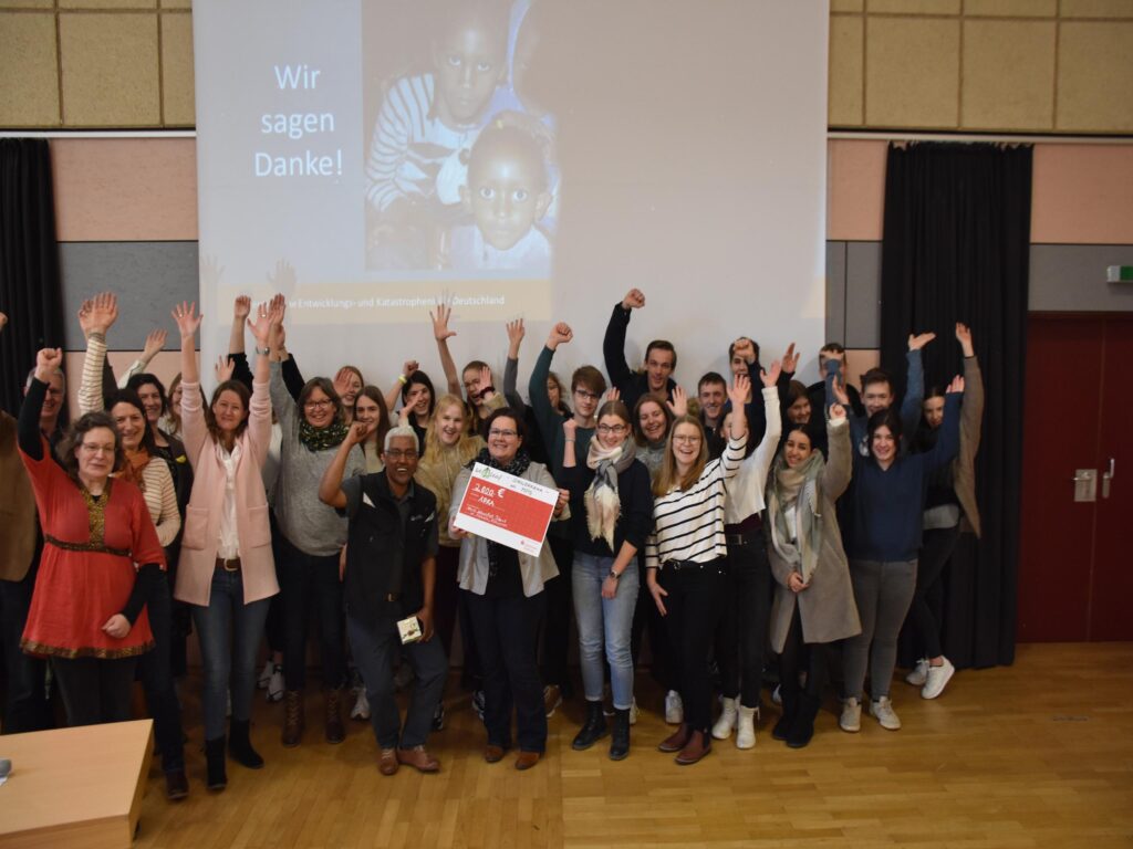 Schüler des Max-Planck-Gymnasium übergeben eine Spende