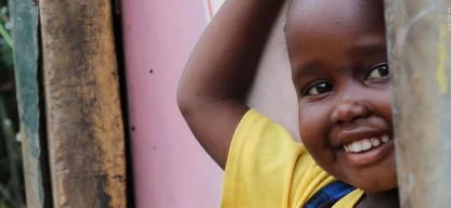 Ein Junges Mädchen schaut und lächelt in die Kamera