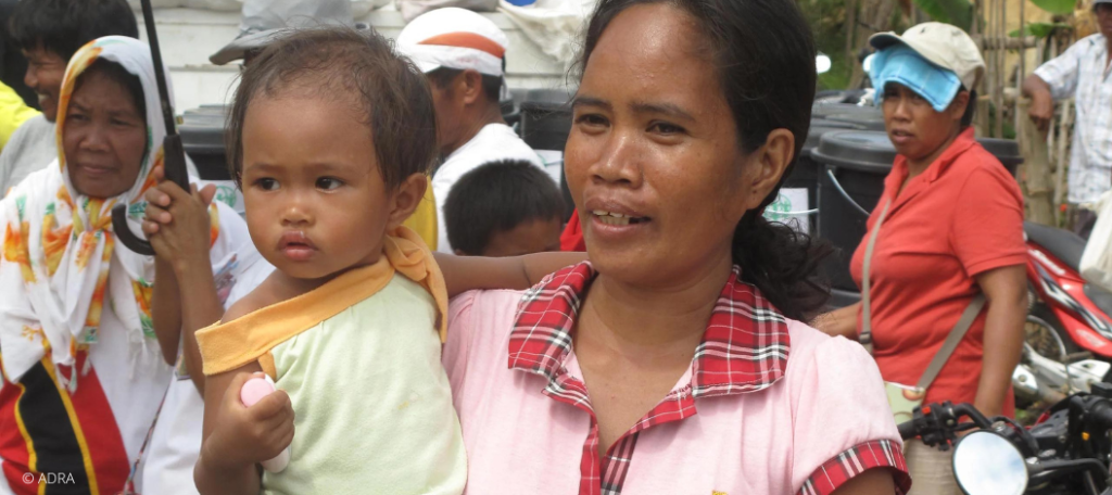 Überlebende des Taifuns Yolanda bei einer ADRA-Verteilung von Wasserbehältern auf den Philippinen