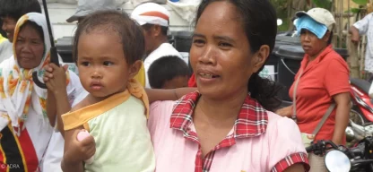 Katastrophenvorsorge 2020 - Überlebende des Taifuns Yolanda bei einer ADRA-Verteilung von Wasserbehältern auf den Philippinen