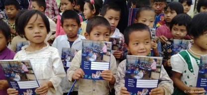 Landessammlung 2020 Myanmar - Gruppe junger Schüler mit Schulheften in den Händen