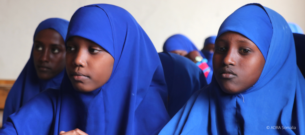 Schulmädchen in blauen Uniformen während des Unterrichts in Somalia.