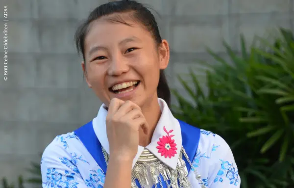 Ein glückliches Schulmädchen aus Thailand