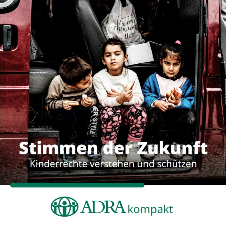 Drei Kinder sitzen in einem Fahrzeug und essen, Titeltext „Stimmen der Zukunft – Kinderrechte verstehen und schützen“