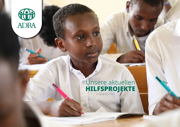 Schulkind in Afrika schreibt im Unterricht – Bildungsprojekt von ADRA Deutschland