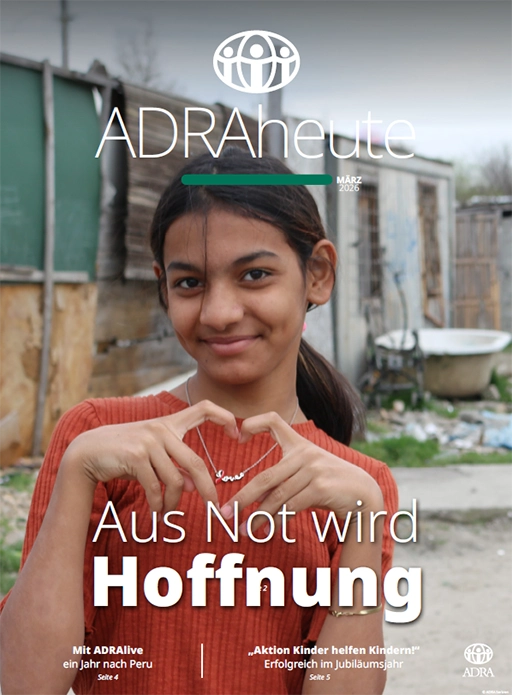 Cover des ADRAheute-Magazins - März Ausgabe 2026 – Mädchen zeigt Herzsymbol für Hoffnung und Hilfe