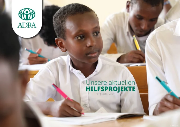 Schulkind in Afrika schreibt im Unterricht – Bildungsprojekt von ADRA Deutschland