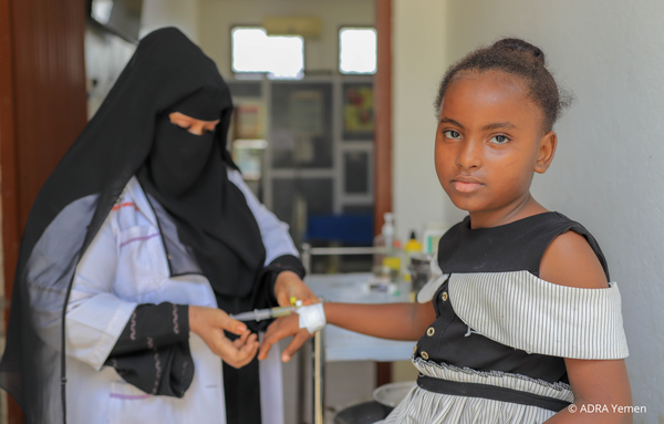 Eine Ärztin im Jemen leistet humanitäre Hilfe bei einem jungen Mädchen.