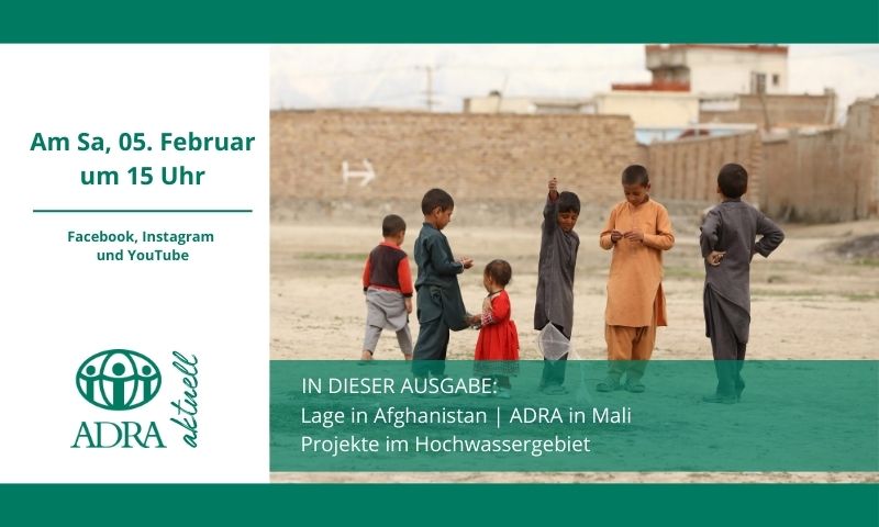 Banner zur „ADRAandacht“ am Sa, 05. Februar um 15 Uhr. Links Termin und Social-Media-Hinweise, rechts spielen Kinder im Freien. Themen: Lage in Afghanistan, ADRA in Mali und Projekte im Hochwassergebiet.