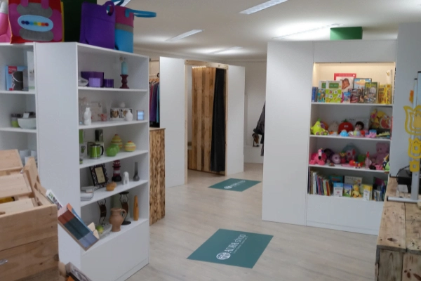 Regale im inneren des ADRAShops beschmückt mit Porzellan und Spielzeugen