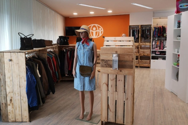 Kleiderständer aus Paletten und Schaufensterpuppe im ADRAShop