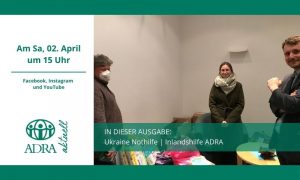 Banner zur „ADRAandacht“ am Sa, 02. April um 15 Uhr. Links Termin und Social-Media-Hinweise, rechts stehen drei Personen in einem Raum mit Hilfsgütern. Themen: Ukraine-Nothilfe und Inlandshilfe von ADRA.