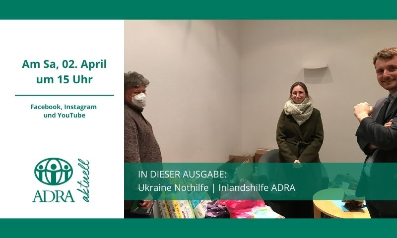 Banner zur „ADRAandacht“ am Sa, 02. April um 15 Uhr. Links Termin und Social-Media-Hinweise, rechts stehen drei Personen in einem Raum mit Hilfsgütern. Themen: Ukraine-Nothilfe und Inlands­hilfe von ADRA.
