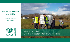 Mehrere Helfer in gelben ADRA-Westen tragen gemeinsam einen großen weißen Wassertank über ein Feld.