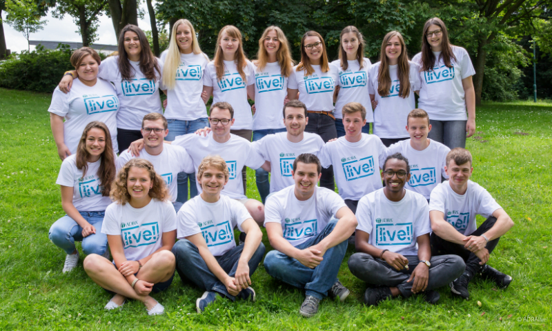 Eine Gruppe junger, glücklicher Menschen die sich im Freiwilligendienst im In- und Ausland engagieren