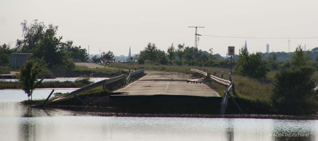 Blick auf durch Wassermassen zerstörte Kraftfahrstraße