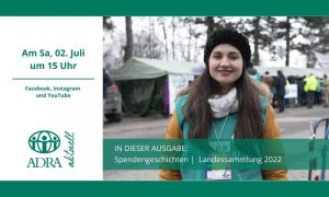 Banner zur „ADRAandacht“ am Sa, 02. Juli um 15 Uhr. Links Termin und Social-Media-Hinweise, rechts steht eine lächelnde Helferin im Freien. Themen: Spendengeschichten und Landessammlung 2022.