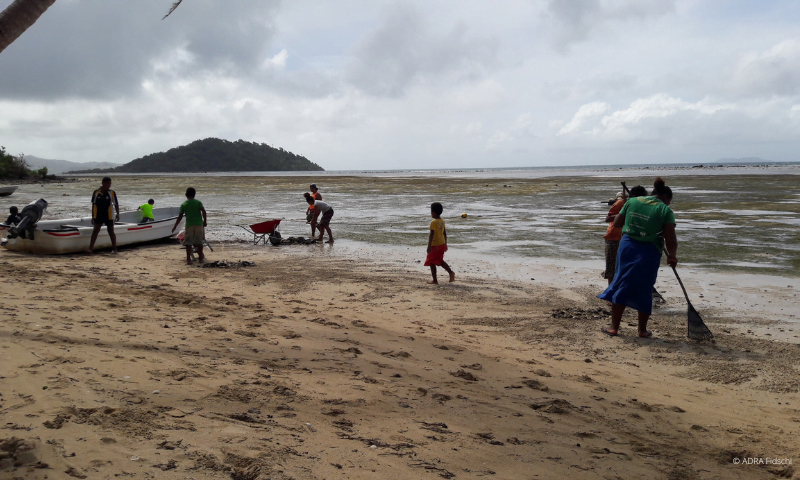 Einwohner der Insel Fidschi räumen die Küste nach einer Unwetterkatastrophe auf