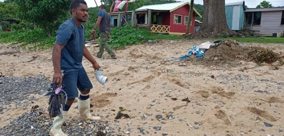 Laitia Waqanivavalagi, Dorfvorsteher auf Koro reinigt die Küste