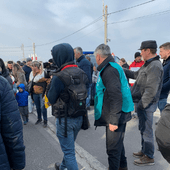 Eine Gruppe von geflüchteten Menschen aus der Ukraine steht auf der Straße, darunter auch ein Mitarbeiter von ADRA.