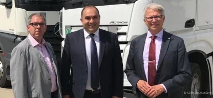 Tobias Kurzmaier, Dr. Bogdan Balasynovych und Christian Molke (v.l.) bei der Übergabe am 02.06.2022 in Meckenbeuren