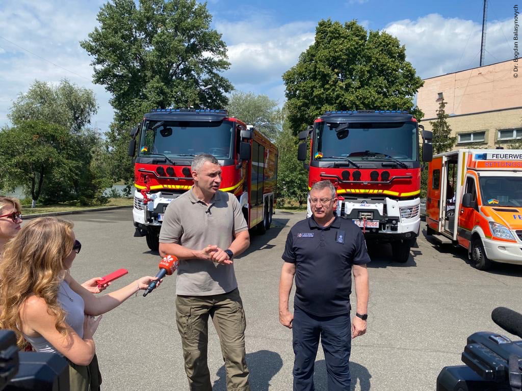 Vitali Klitschko, Bürgermeister der Stadt Kiew, nimmt die beiden Feuerwehrfahrzeuge von ADRA Deutschland e.V. in Empfang und stellt sie in Dienst. © ADRA Deutschland e.V.