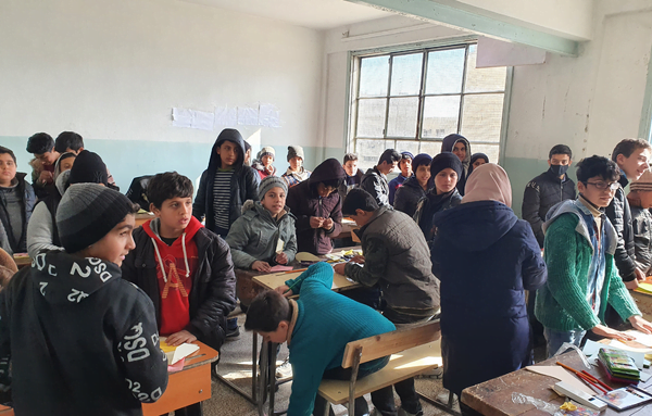 Schulkinder im Klassenraum einer syrischen Schule.