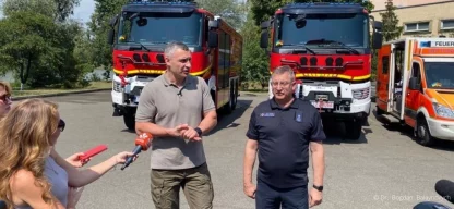 Vitali Klitschko, Bürgermeister von Kiew, übernimmt zwei Feuerwehrfahrzeuge von ADRA Deutschland und stellt sie in Dienst