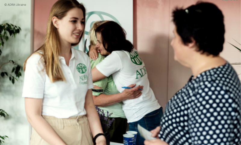 ADRA-Mitarbeiter klären die Menschen in der Ukraine über psychosoziale Unterstützung auf.