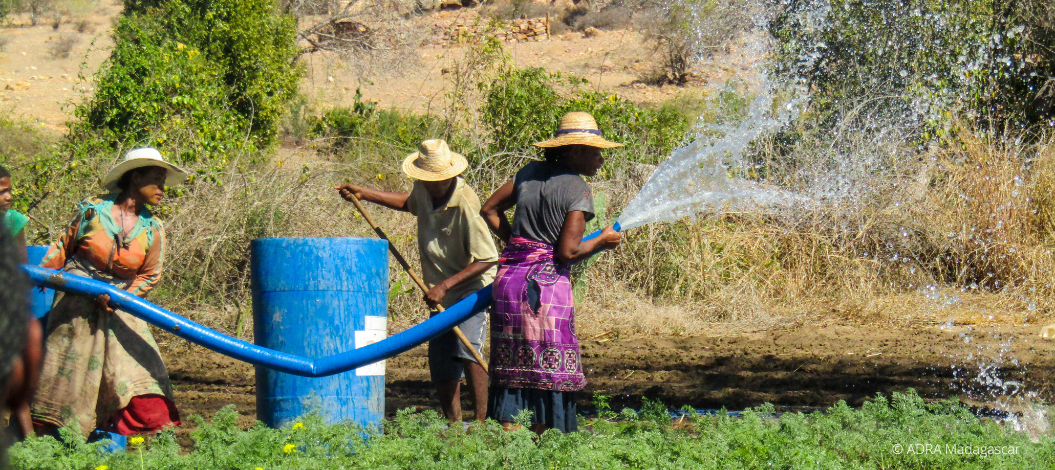 Links ein Klassenraum mit Schülern in roten Uniformen, rechts Menschen beim Aufbau einer Solaranlage in der Wüste