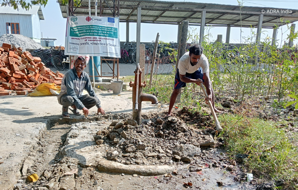 Zwei Männer aus Indien während dem Brunnenbau