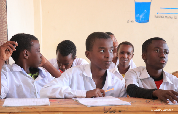 Sechs Schüler während des Unterrichts in Somalia.
