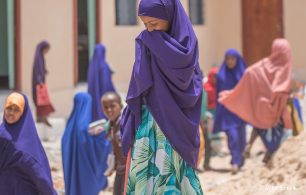 Schülerinnen in Somalia in lila und blauen Schuluniformen während der Pause aus dem Schulhof.