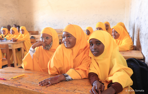 Eine Gruppe junger Schülerinnen aus Somalia in gelben Uniformen während des Unterrichts.