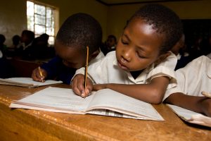 Bildung in Schulen. Schulkinder während dem Unterricht.