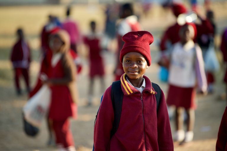 Bildung von Kindern. Schuljunge auf dem Schulhof.