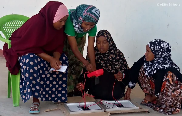 Frauen bei der Ausbildung zu Solartechnikern in Äthiopien.