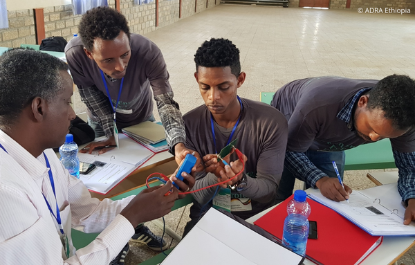 Jugendliche bei der Ausbildung zu Solartechnikern in Äthiopien